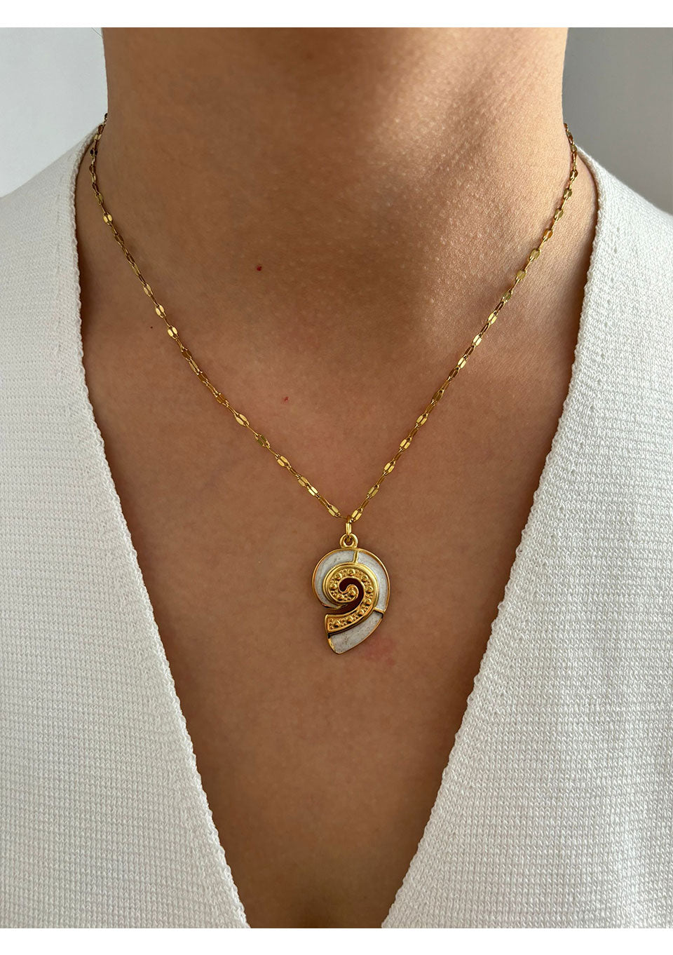 GOLDEN SHELL NECKLACE