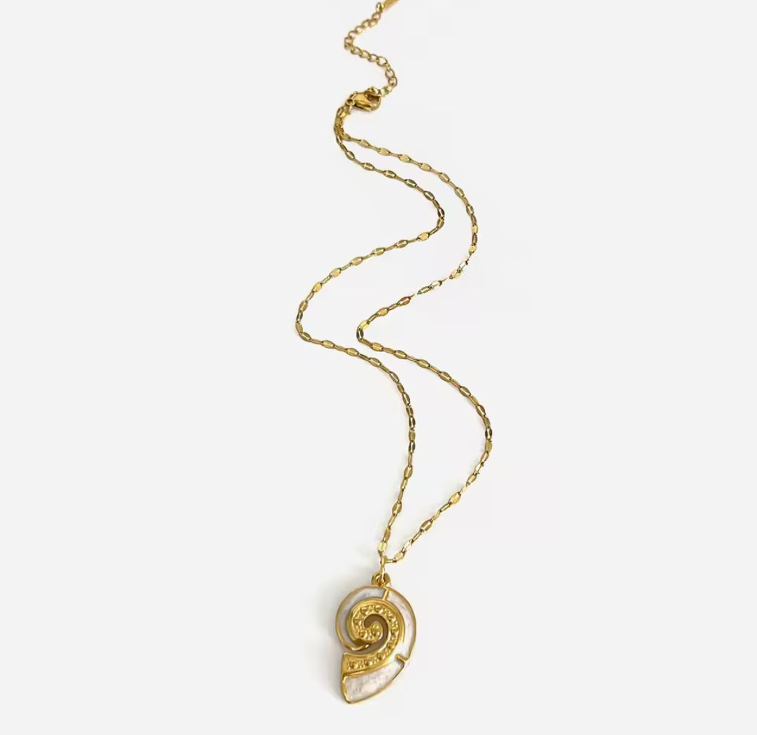 GOLDEN SHELL NECKLACE